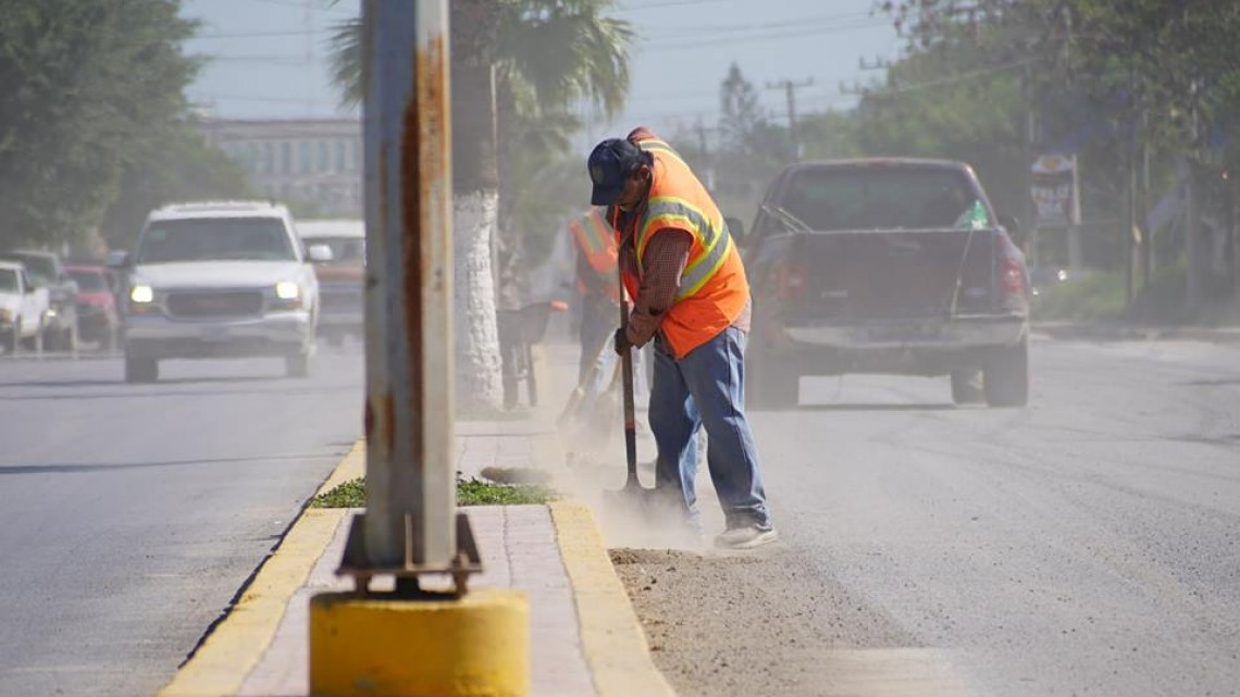 Cuadrillas de limpieza realizan labores