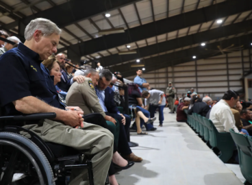 Gobernador de Texas defiende armas y considera "equivocado" aumentar  su control 