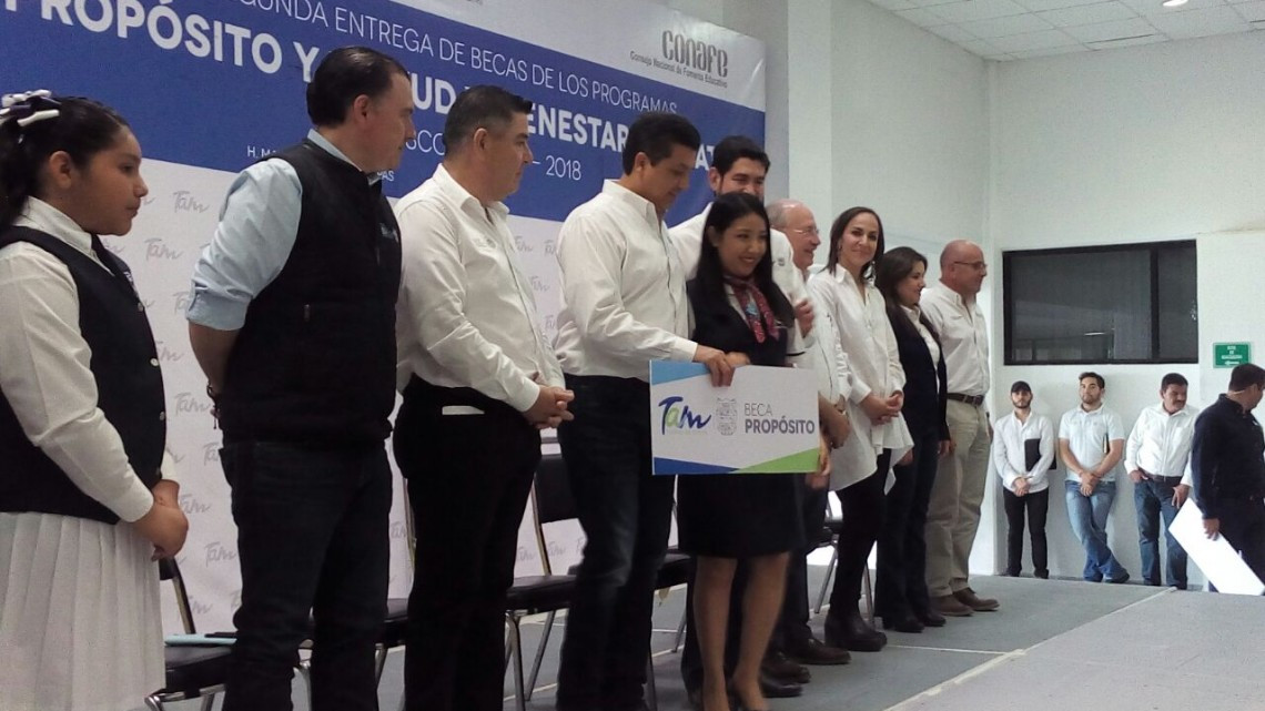 Realiza Gobernador segunda entrega de Becas a estudiantes