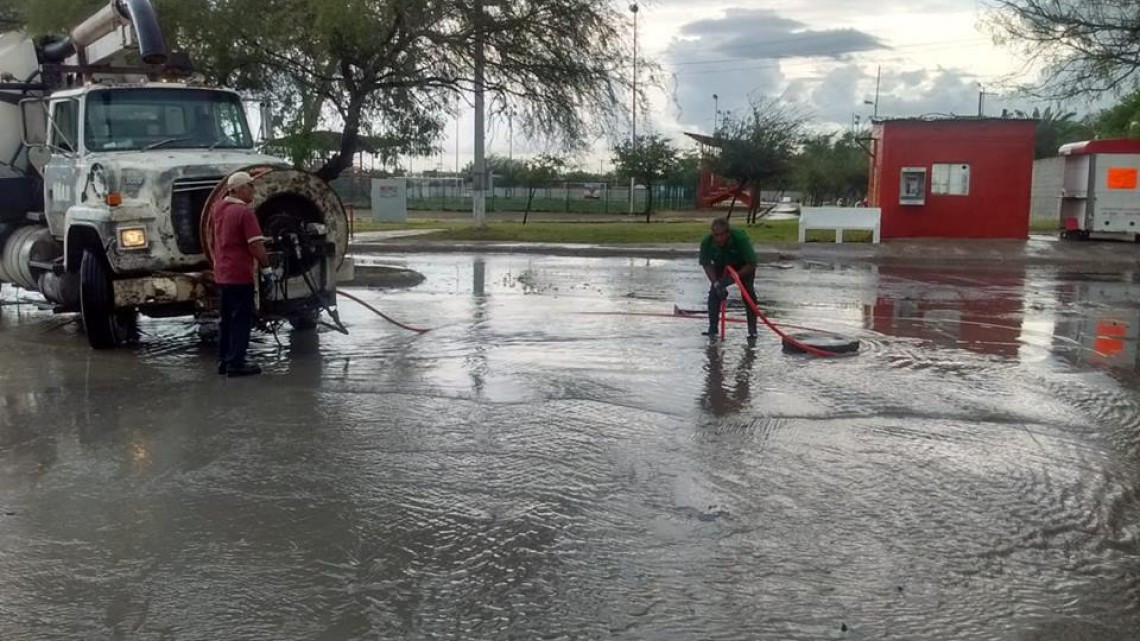 Comapa trabaja con equipo vactor