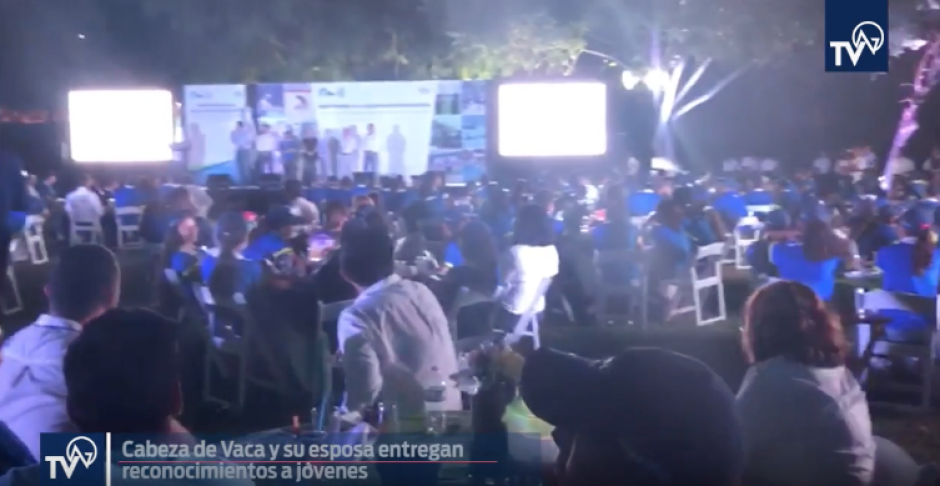 Cabeza de Vaca y su esposa entregan reconocimientos a jóvenes 