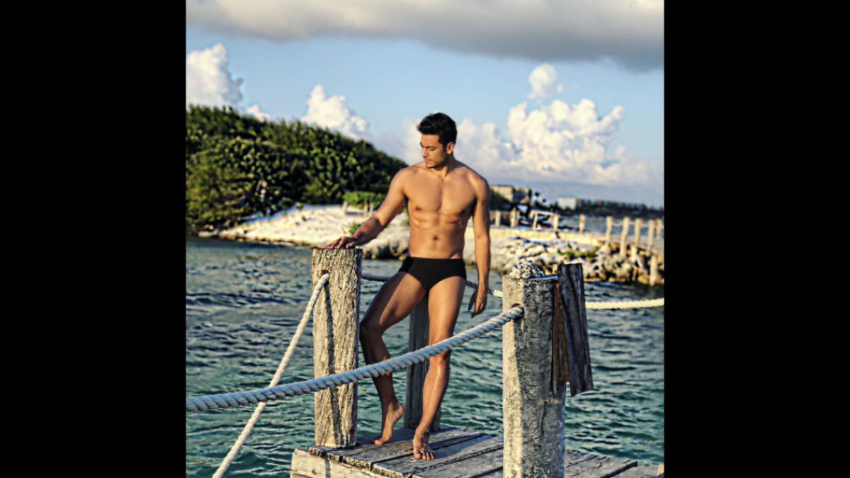 Carlos Rivera enciende redes sociales con atrevida foto