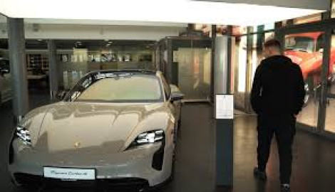 Joven choca auto de 200 md dentro de la agencia