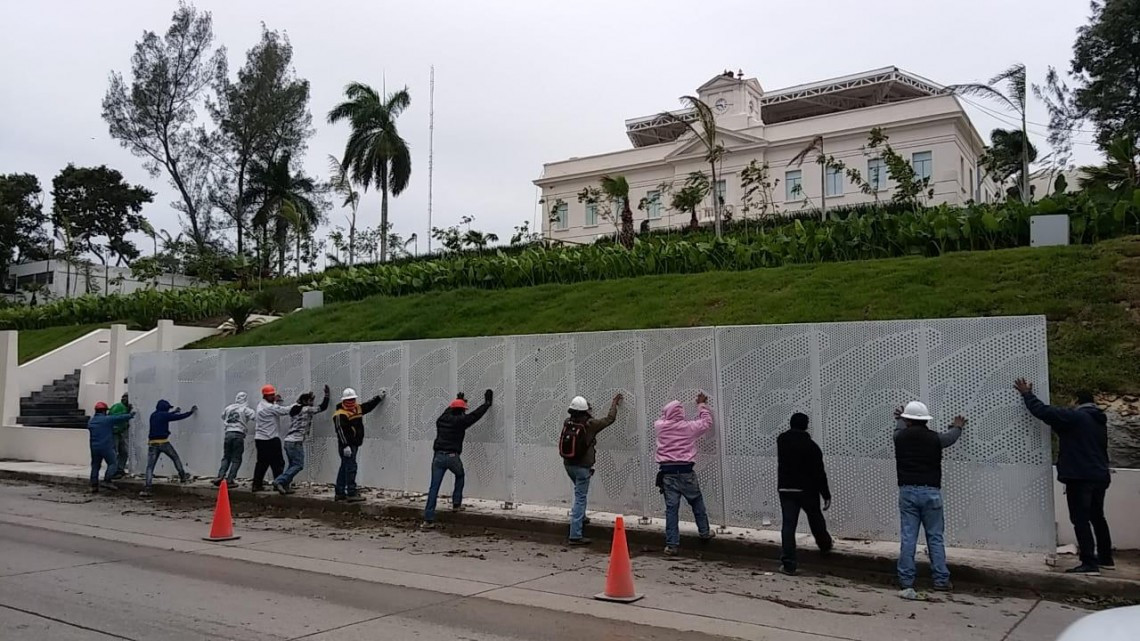 Norte tumba barda metálica del museo del niño en Tampico 