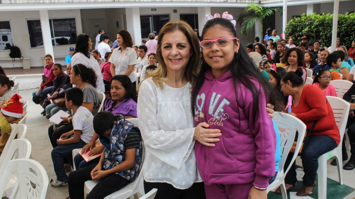 Entrega Aida Feres de Nader Becas a Alumnos “Sin Límites”