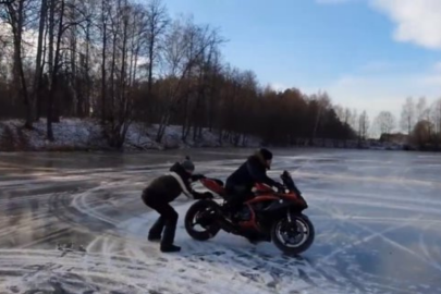 Río congelado en Rusia se transformó en pista de motos