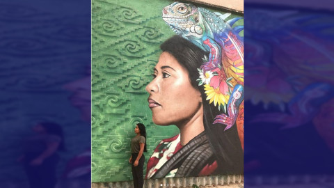 Yalitza Aparicio posa junto al mural con el que la homenajearon