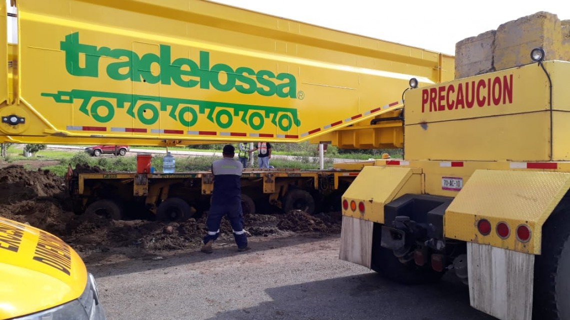 Bloqueada la carretera federal en Altamira por enorme maquinaria que descarriló