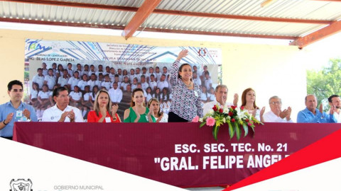 Alcalde asiste a ceremonia de graduación