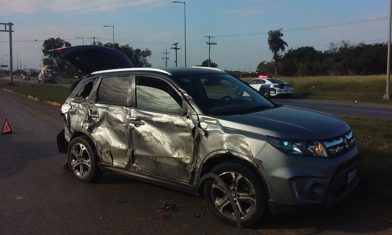 Tráilero impacta camioneta y se da la fuga
