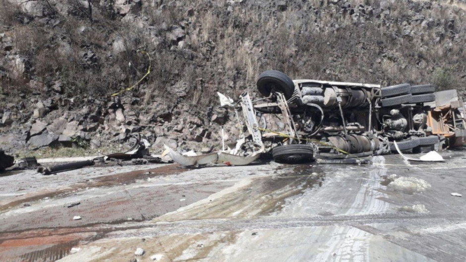 Pipa vuelca en la autopista México–Querétaro