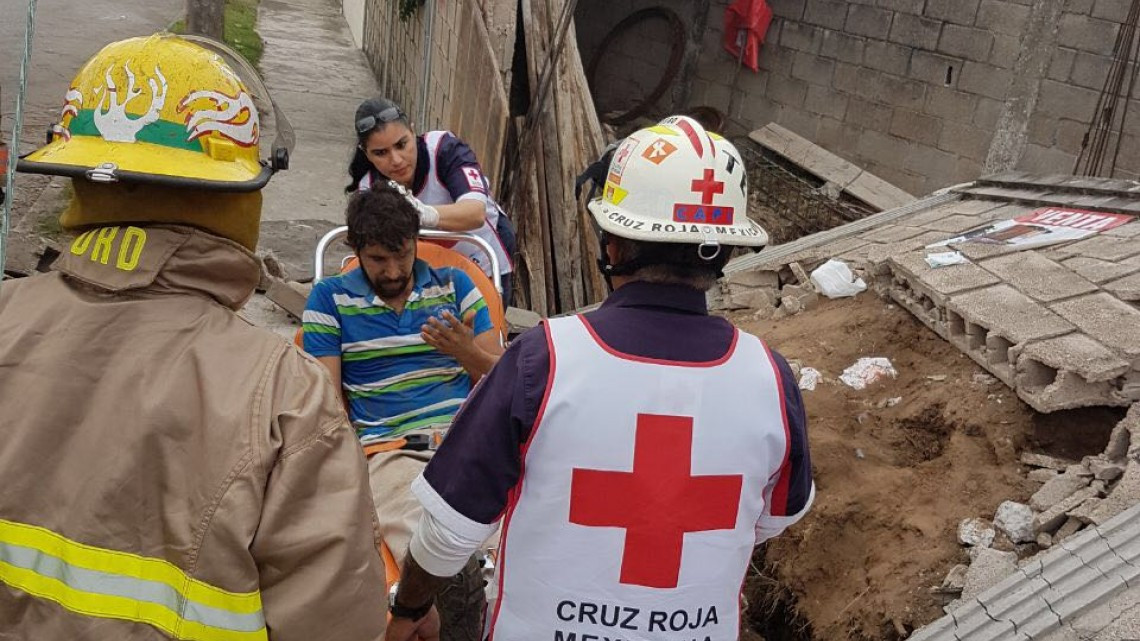 Cae barda y lesiona a un obrero de la construcción