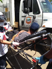 Camión compactador de basura le cercena los cinco dedos de un pie