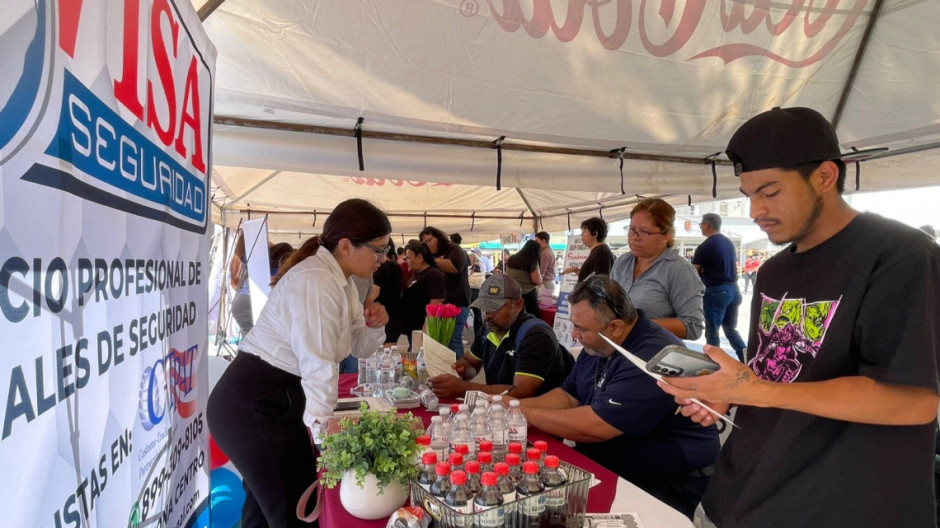 Ciudadanos acuden a buscar empleo en jornada laboral