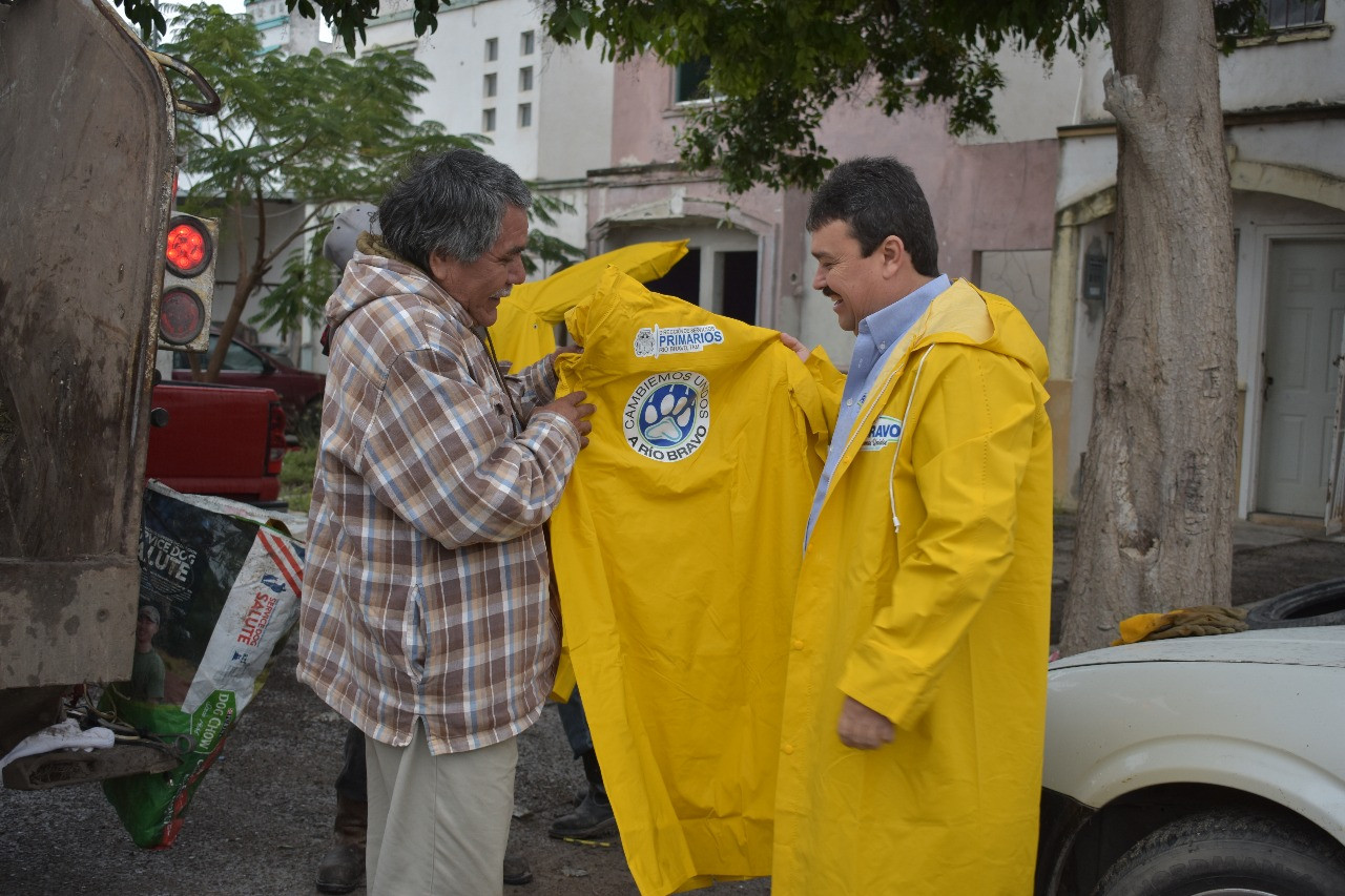 Entrega Alcalde impermeables a empleados de servicios públicos primarios 