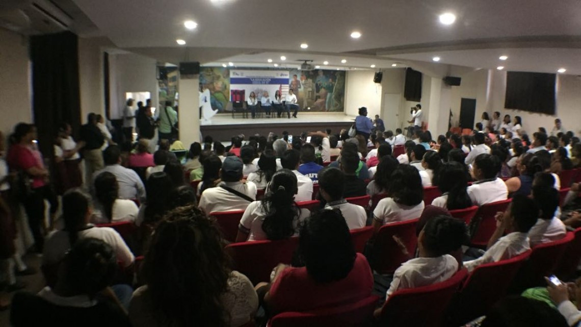 Entregan formatos de solicitud para becas escolares