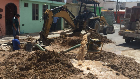 Atiende Comapa fuga en calle España en La Cañada