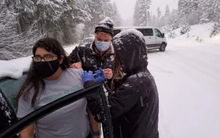  Médicos en Oregon se quedan varados por tormenta de nieve y aprovechan a vacunar a conductores 