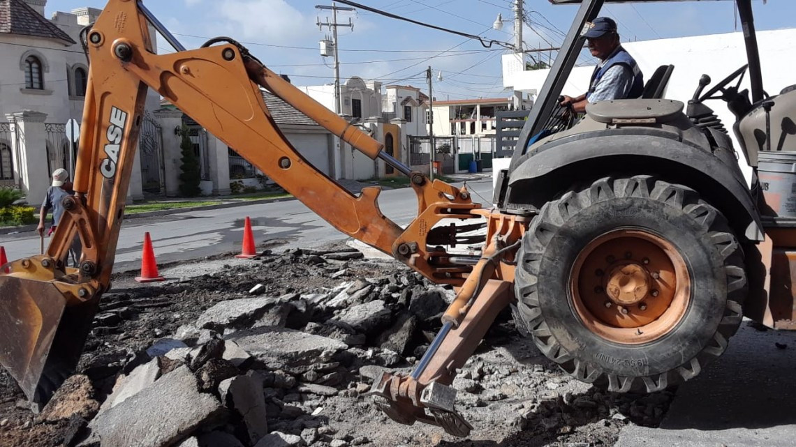 Reparan cuadrillas municipales asfalto en Fuentes Lomas