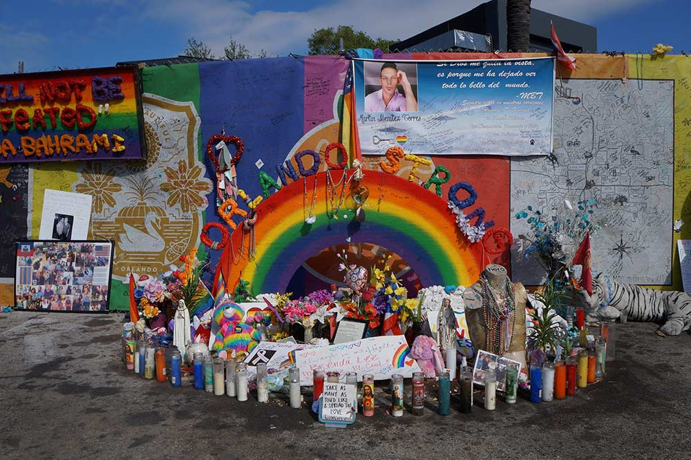 Conmemoran masacre en club gay de Orlando