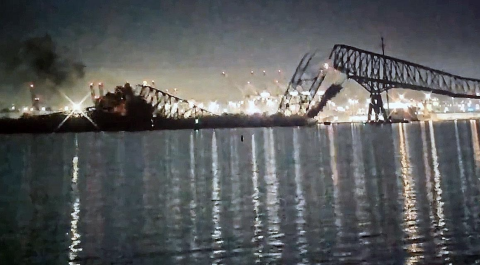 Puente en Baltimore colapsa tras recibir golpe de un barco de carga