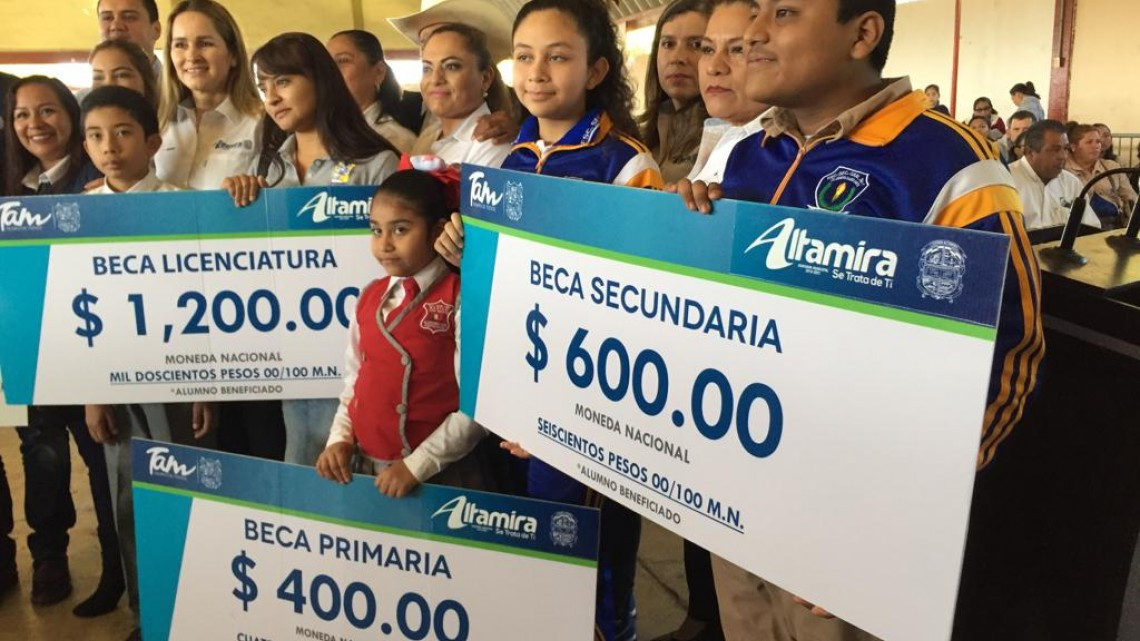 Respaldo a la educación con entrega de becas escolares