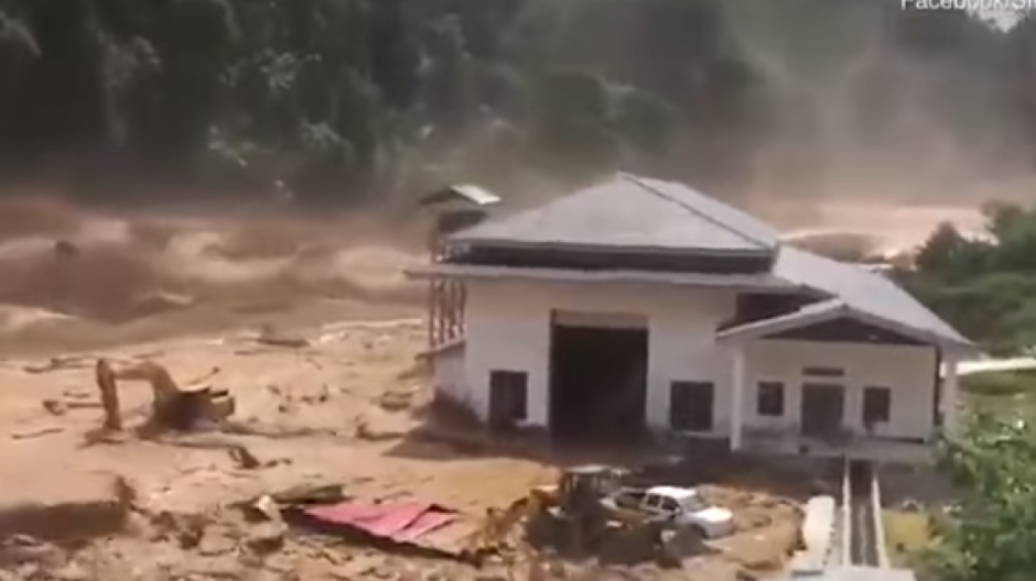 Colapsa presa y arrastra vehículos