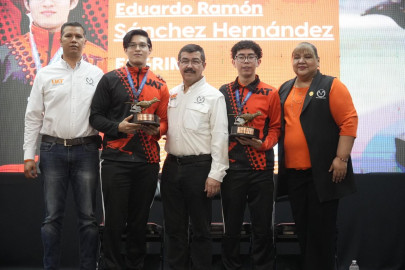 Entrega rector el galardón “Orgullo UAT” tras desempeño histórico de medallistas universitarios