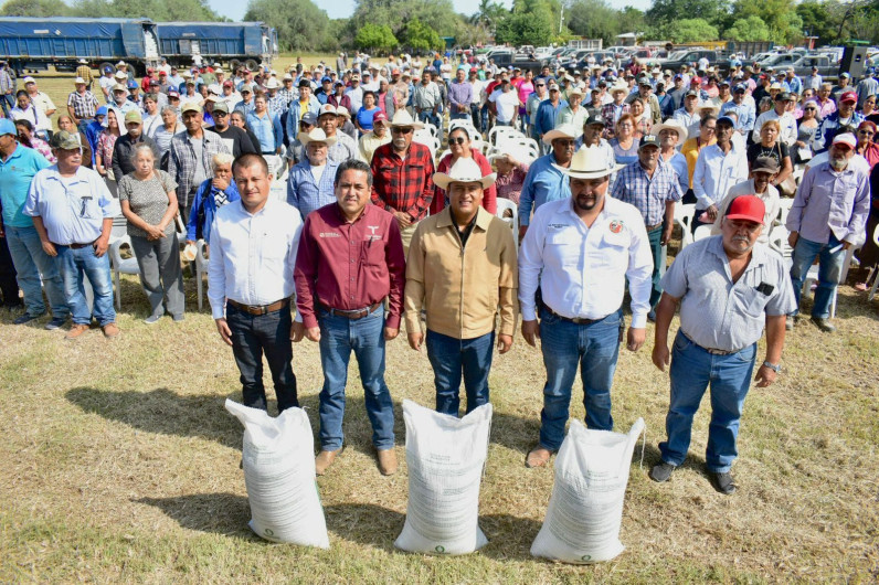 Reciben productores citrícolas fertilizante granulado