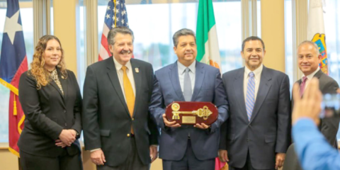 Recibe Gobernador de Tamaulipas llaves de la ciudad de Laredo, Texas