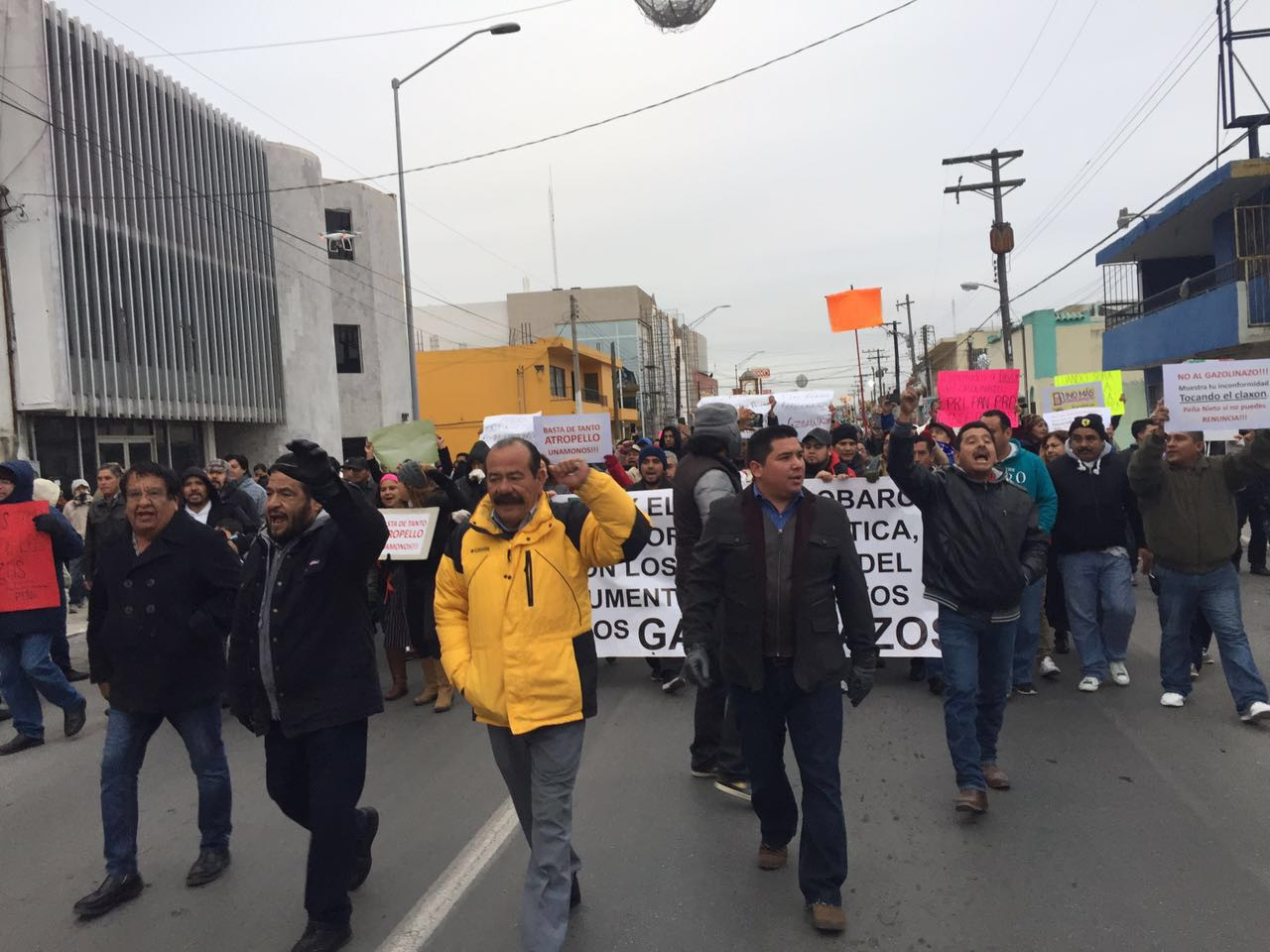 Más de 500 personas marchan contra el gasolinazo en Matamoros