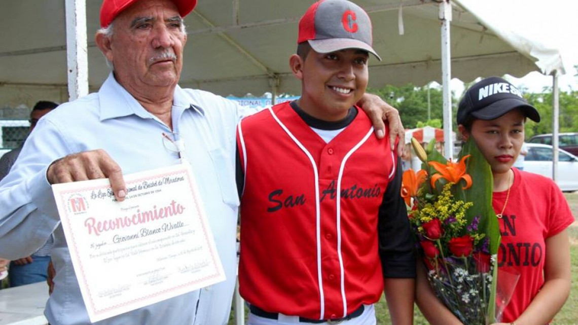 Amparán Cruz asiste y preside torneos de Beisbol