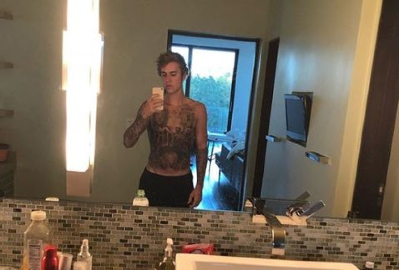 Justin Bieber presume su nuevo tatuaje