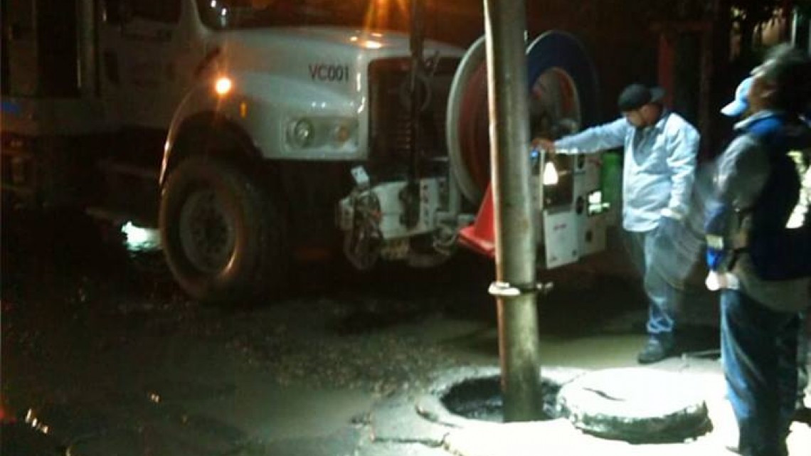 Comapa trabaja con equipo vactor