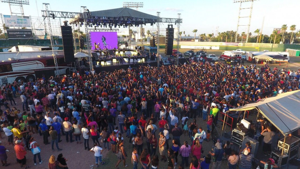 Disfrutan reynosenses de festejo a Papá y Mamá