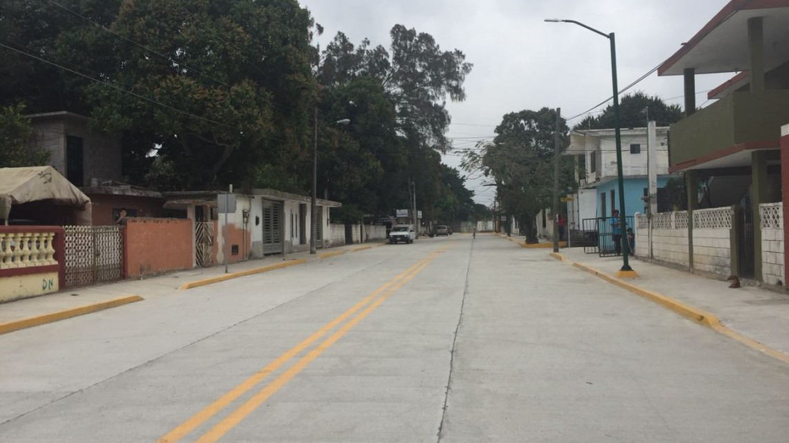 Entregan calle Primera en la colonia Laguna de la puerta