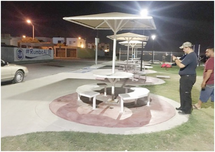 Niña sufre descarga eléctrica en plaza