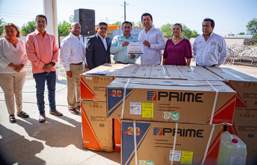 Entregan apoyos a la educación