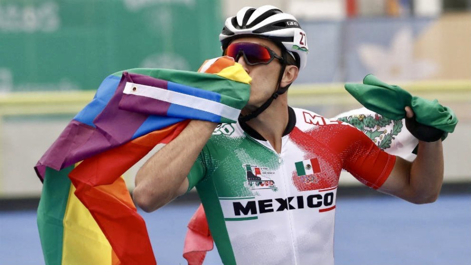 Jorge Luis Martínez gana medalla de bronce y ondea la bandera del orgullo LGBT