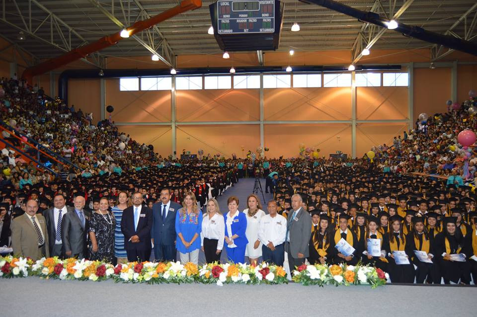 Maki felicita a graduados de CETIS No. 71