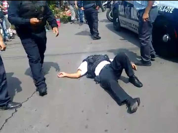 Mueren 3 policías en ataque a oficinas del PRI