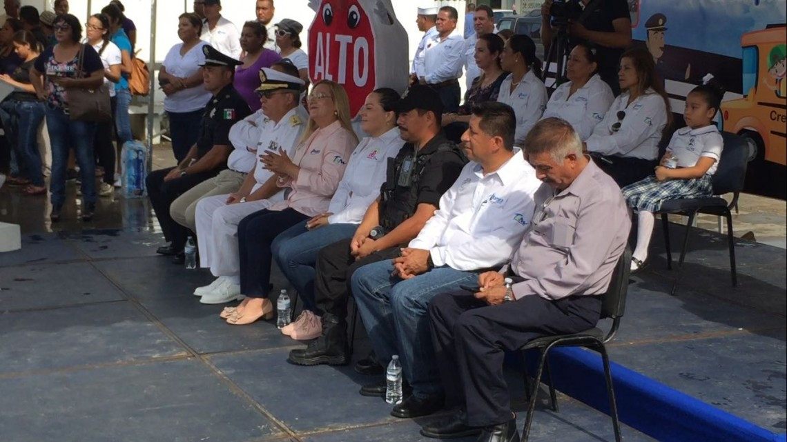 Niños de educación básica, demuestran lo aprendido en el tema de vialidad.
