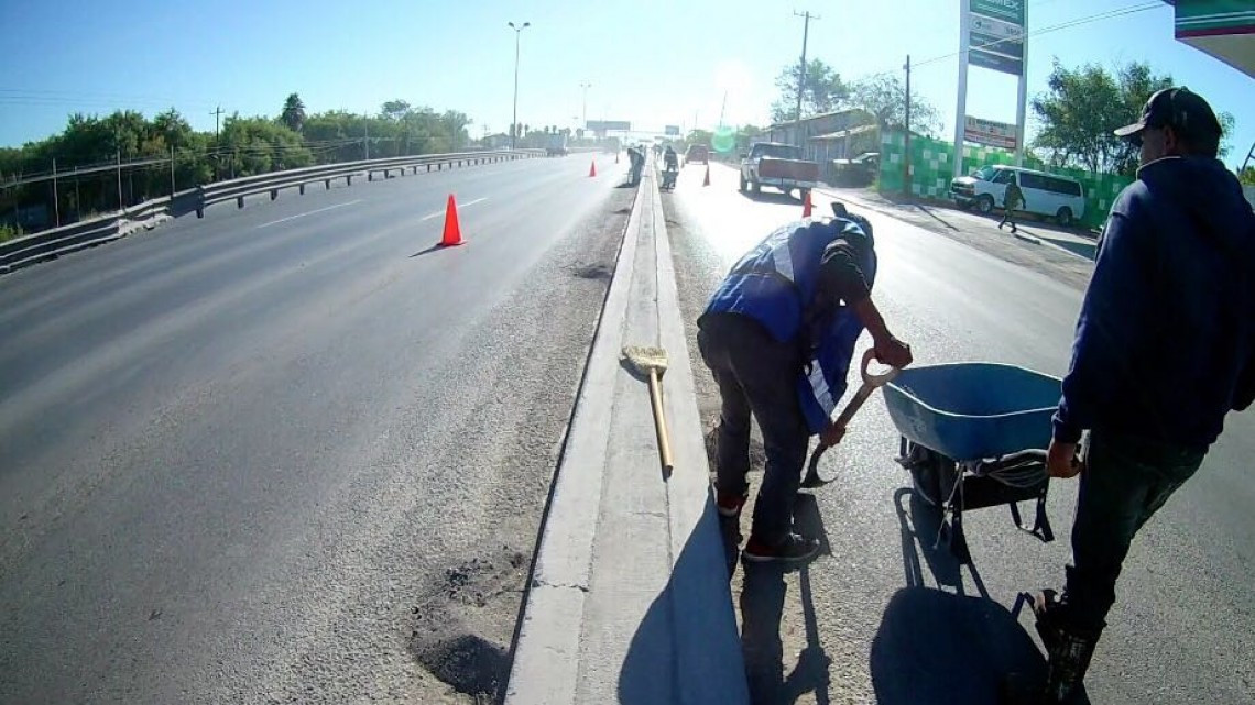 Delimitan cuadrillas municipales espacio para trabajar con seguridad