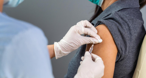 Antes de avanzar con adolescentes, OMS pide a EU donar vacunas a países pobre