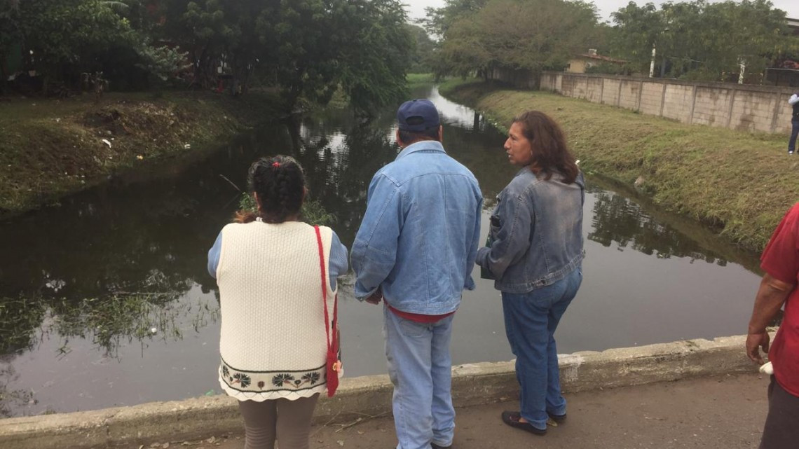 Piden colonos de la Emiliano Zapata banqueta con pasamanos en peligroso puente