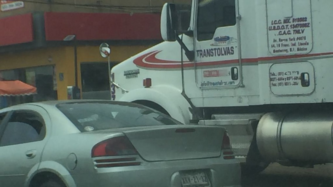 Analizan prohibir el paso a remolques de camiones al interior de colonias