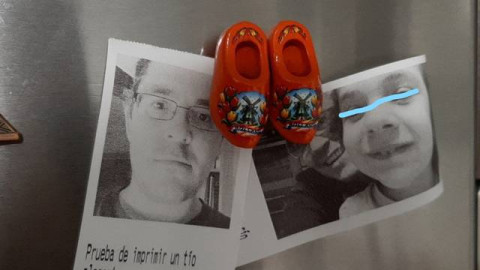 Hombre crea aparato para mandarle fotos a su abuela sin internet