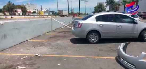 Cae auto sobre estacionamiento en tienda
