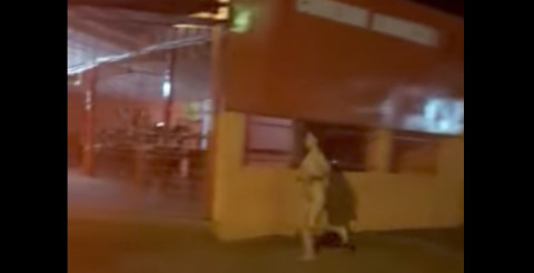 Corre mujer desnuda tras su novio, quien le robó el celular