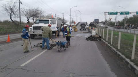 Reparan cuadrillas municipales carretera Reynosa-Río Bravo